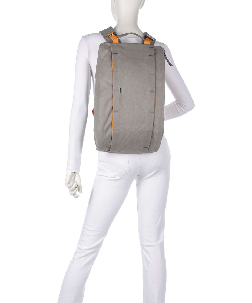 Db Hugger 15L Backpack sand grey