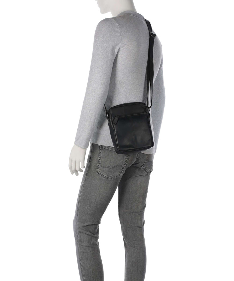 The Chesterfield Brand Wax Pull Up Cow Laveno Crossbody bag black